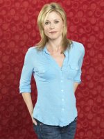 Julie-Bowen-as-Claire-Dunphy-in-Modern-Family-Season-2-Promo-Image-4.jpg
