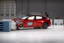 iihs-ev-testing-2025-exterior-iihs-02.webp iihs-ev-testing-2025-exterior-iihs-02.webp