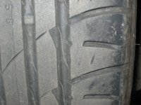 PORMENOR DE PNEU TRASEIRO  DE DESGASTE COM FISSURAS.JPG