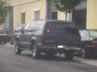 GMC Suburban tr (1998).jpg